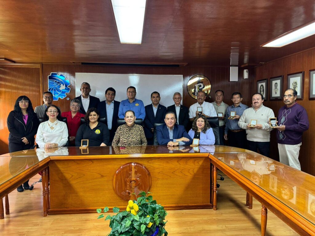 El TECNM Puebla, entrega reconocimiento a personal
